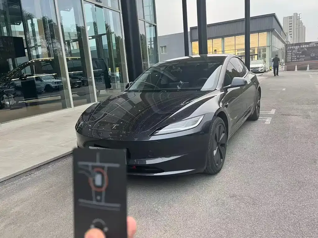 Tesla Model 3 — фото 1