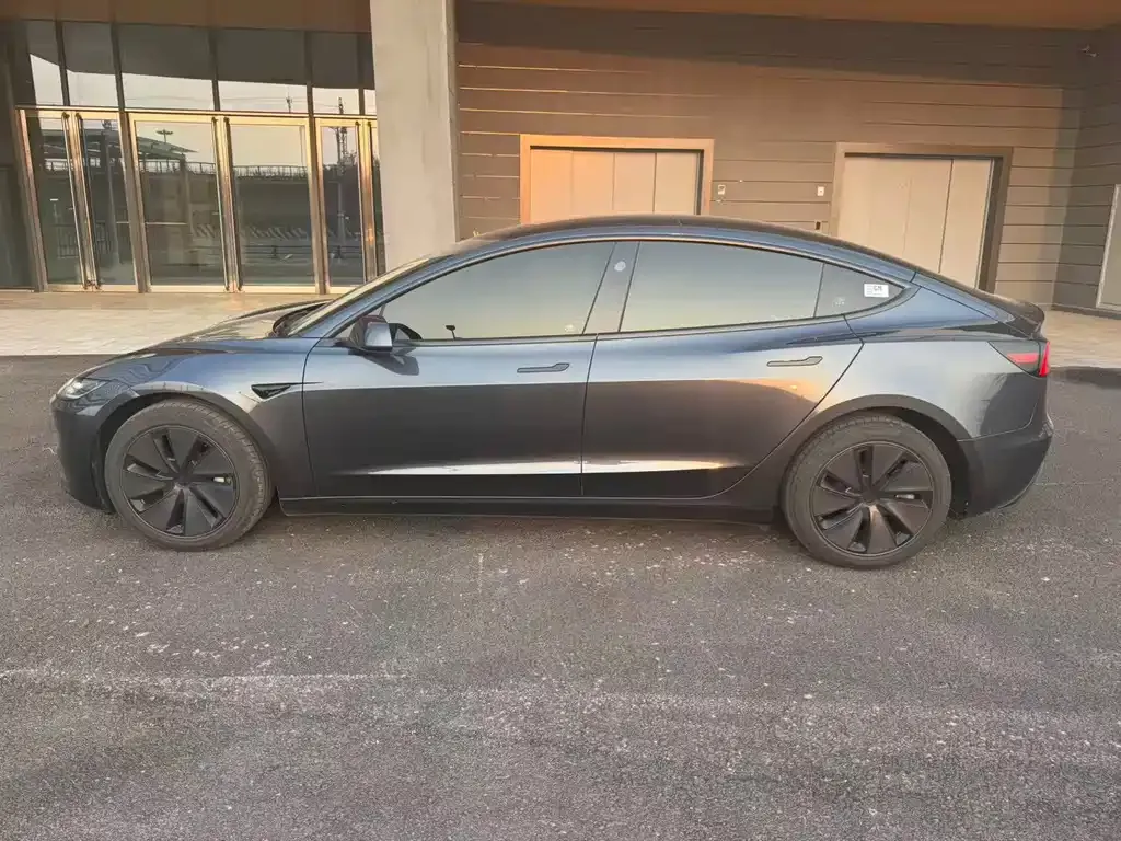 Tesla Model 3 — фото 9