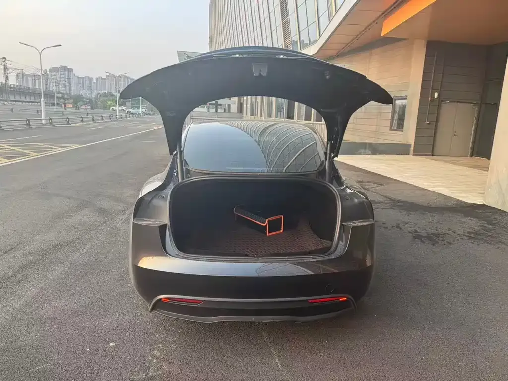 Tesla Model 3 — фото 7