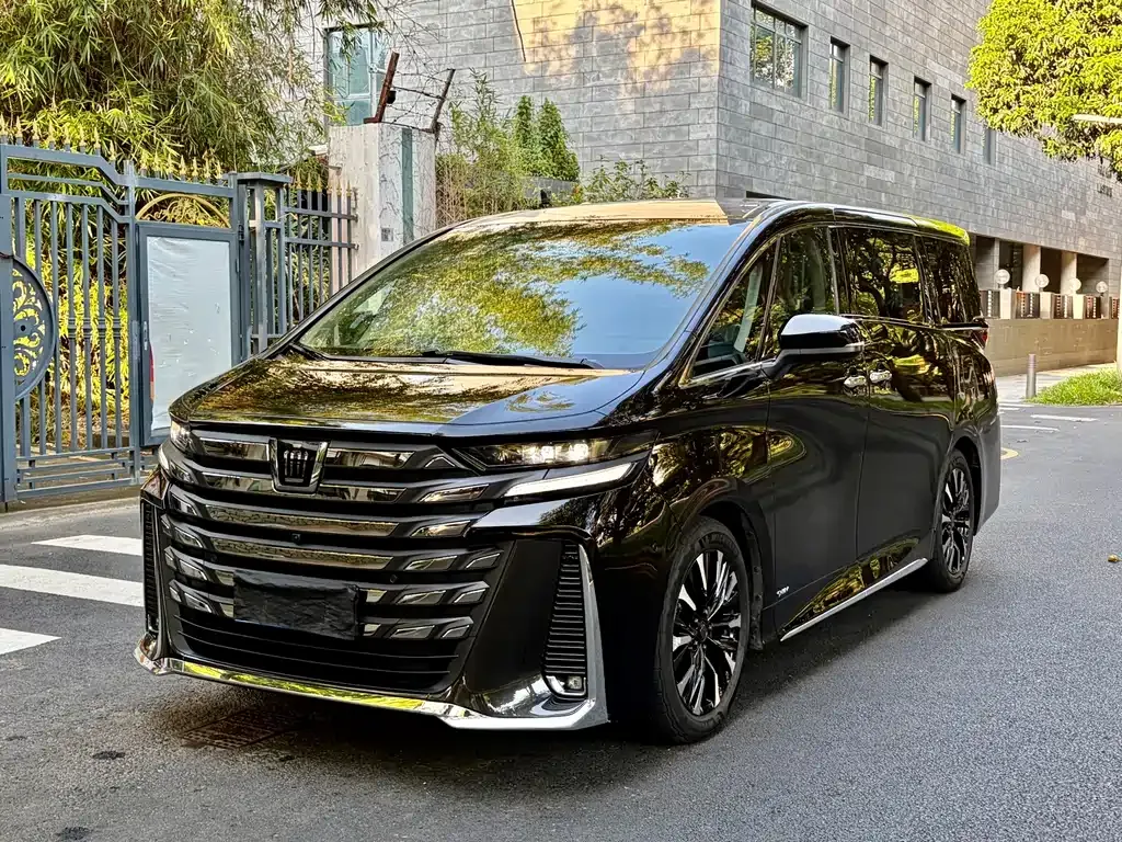 Toyota Vellfire — фото 1