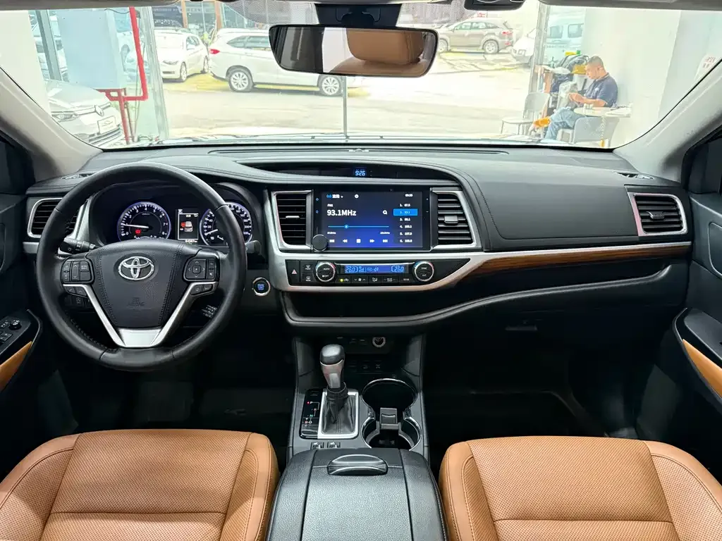 Toyota Highlander — фото 9