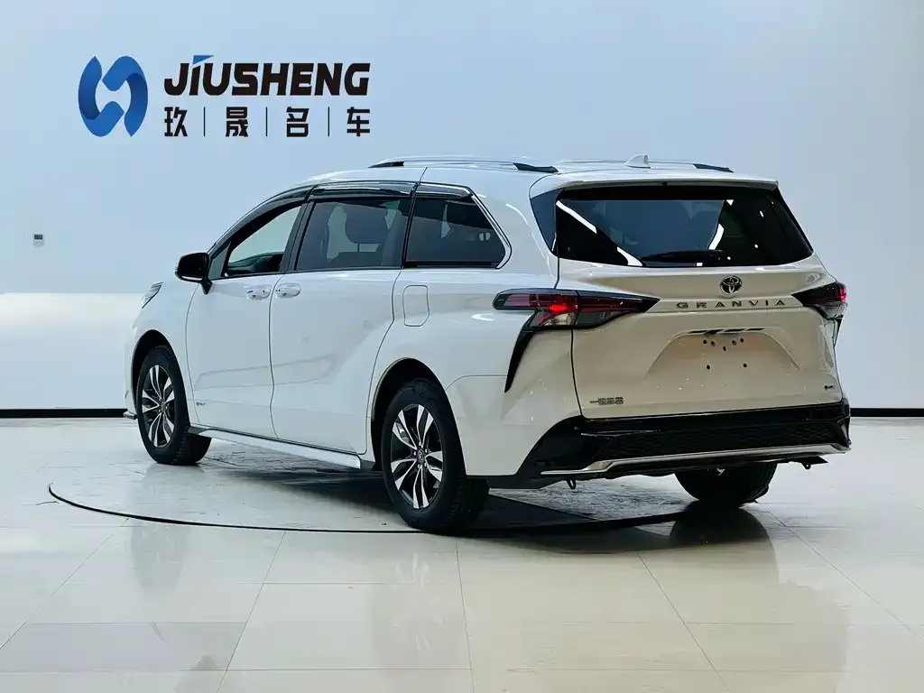 Toyota Granvia — фото 10