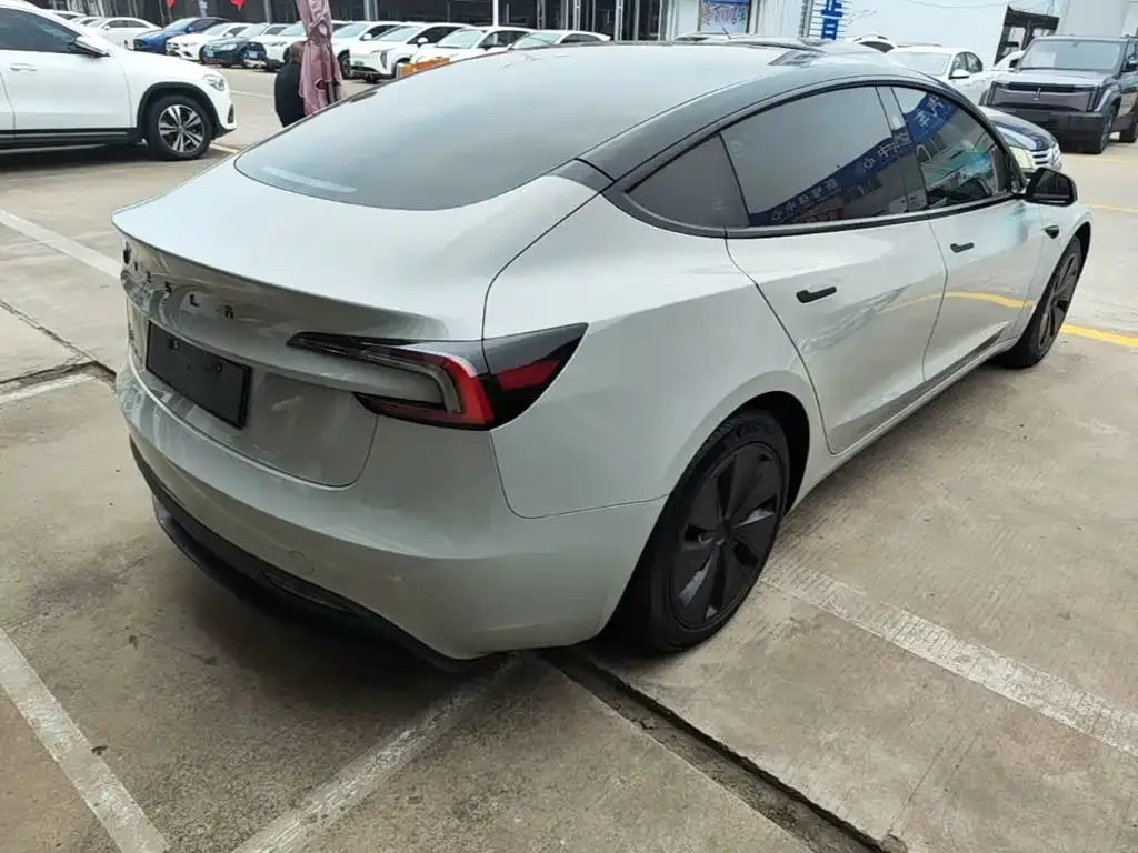 Tesla Model 3 — фото 10
