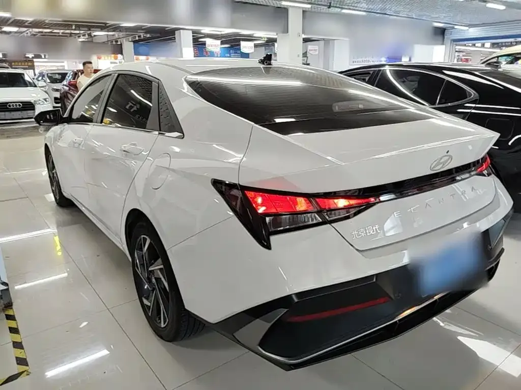 Hyundai Elantra — фото 2