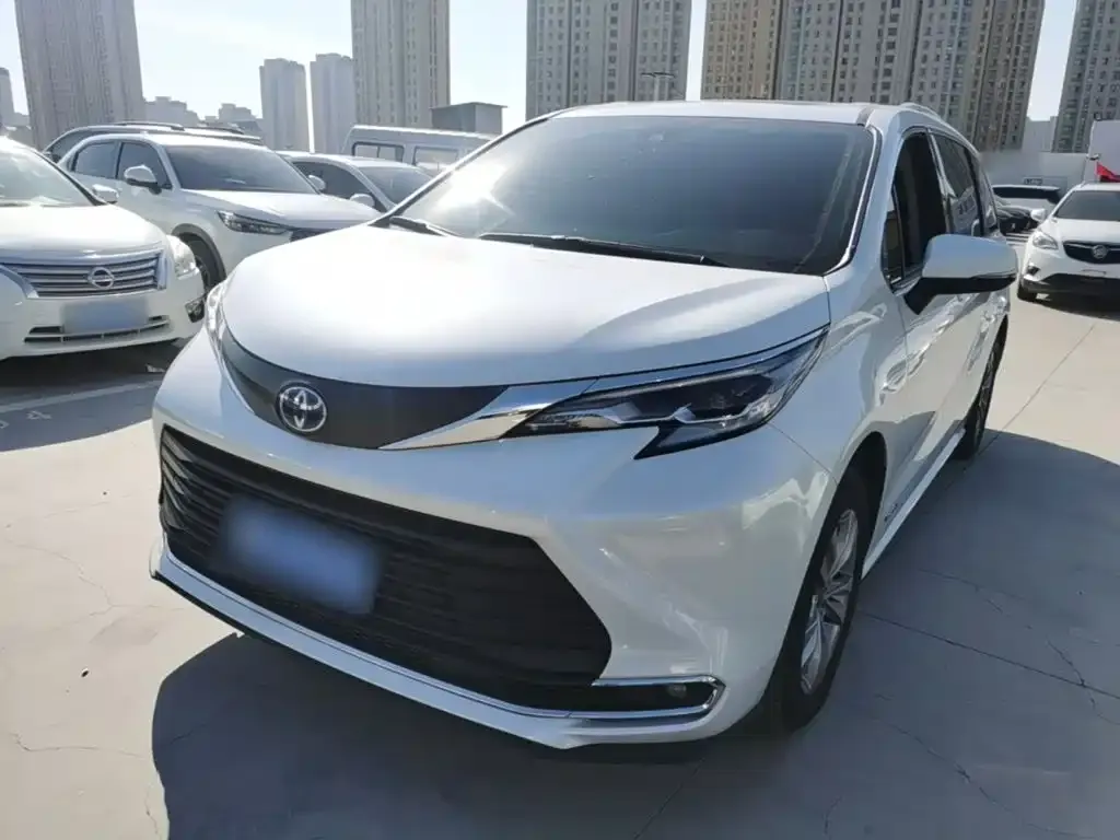 Toyota Sienna — фото 1