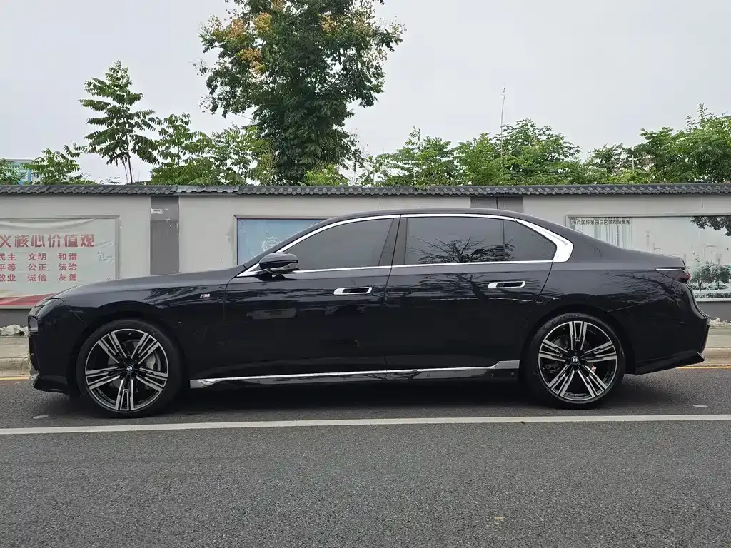 BMW 7 Series — фото 10