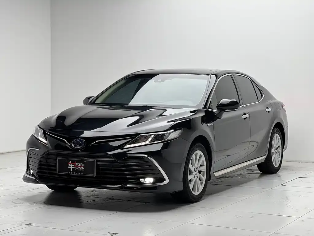 Toyota Camry — фото 1