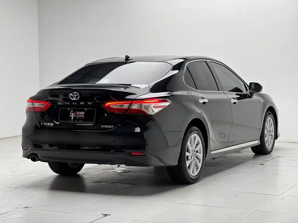 Toyota Camry — фото 10