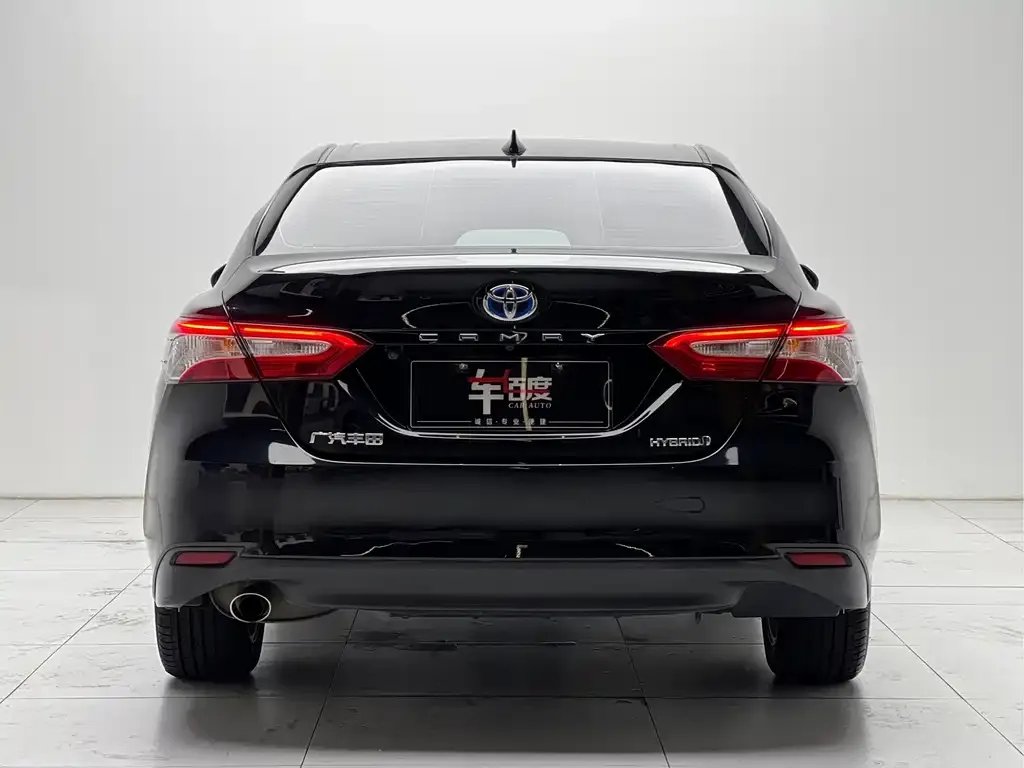 Toyota Camry — фото 5