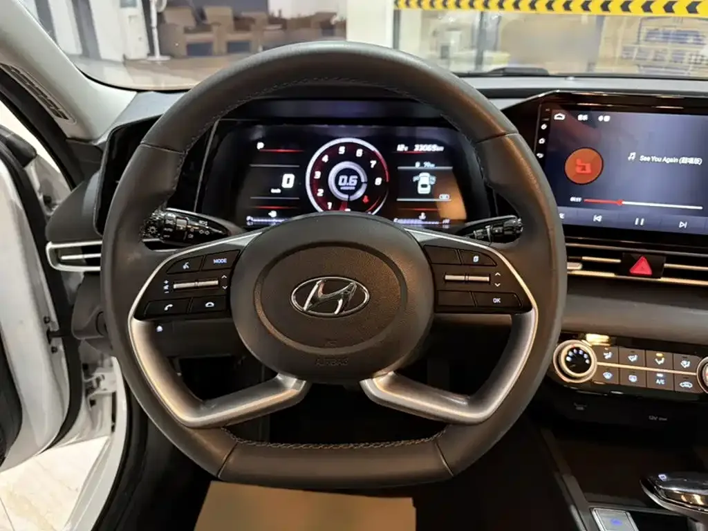 Hyundai Elantra — фото 10
