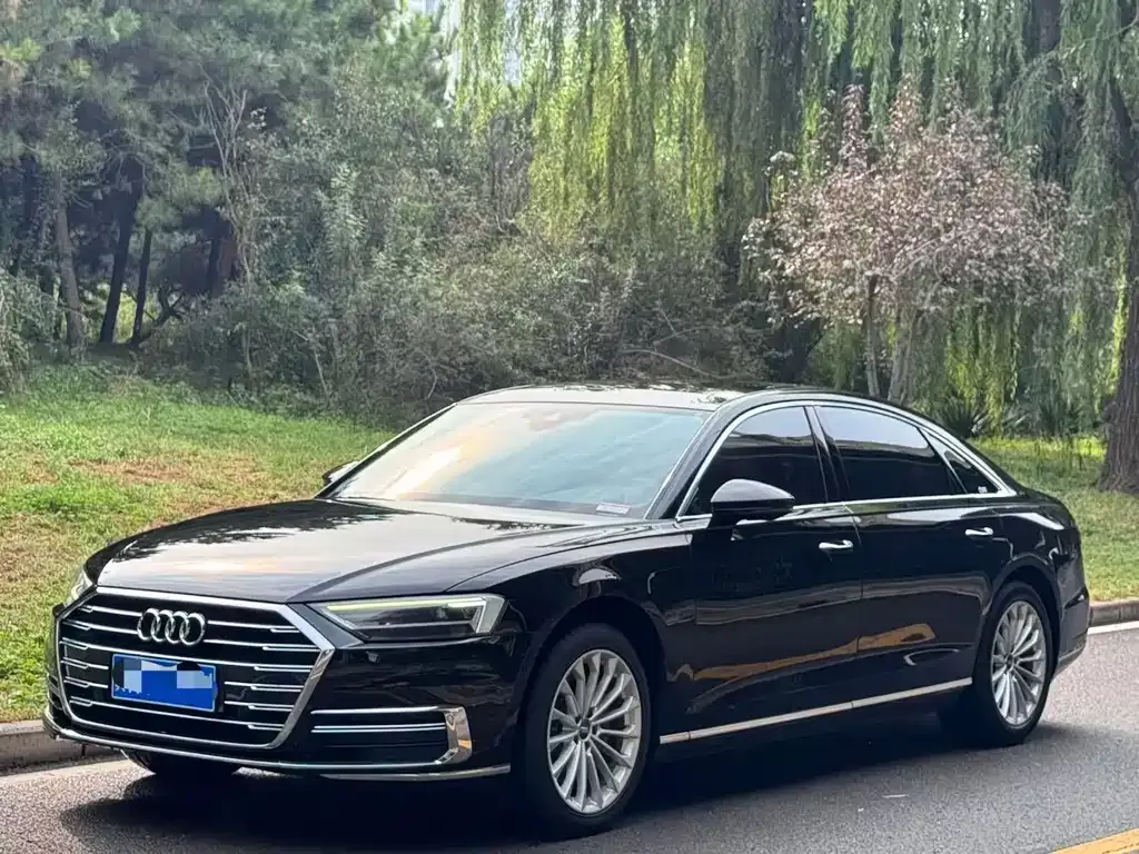 Audi A8 — фото 1