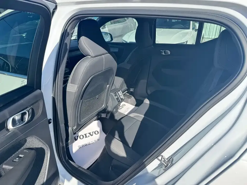 Volvo XC40 — фото 9