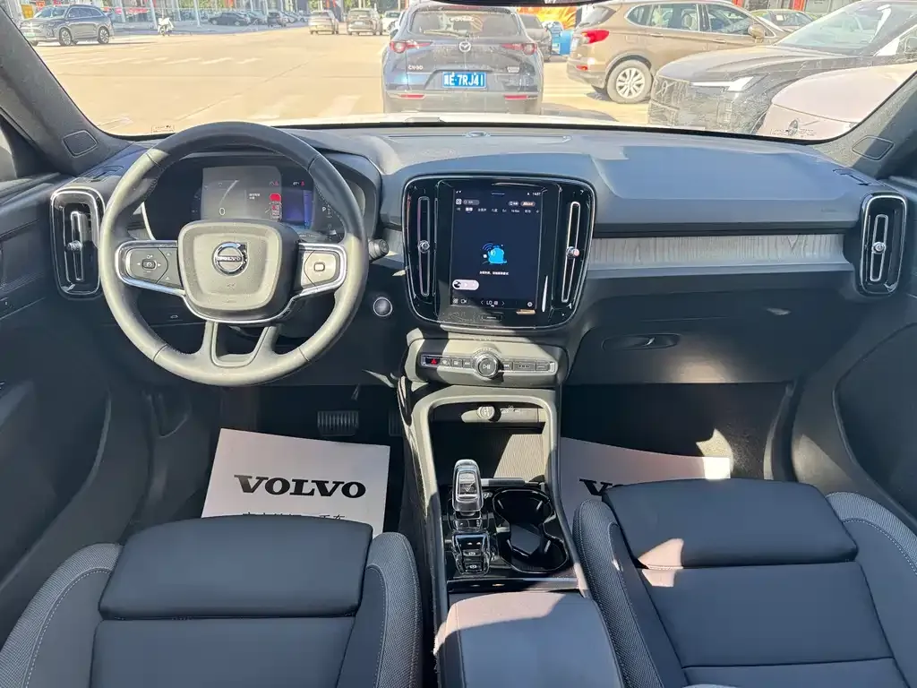 Volvo XC40 — фото 3