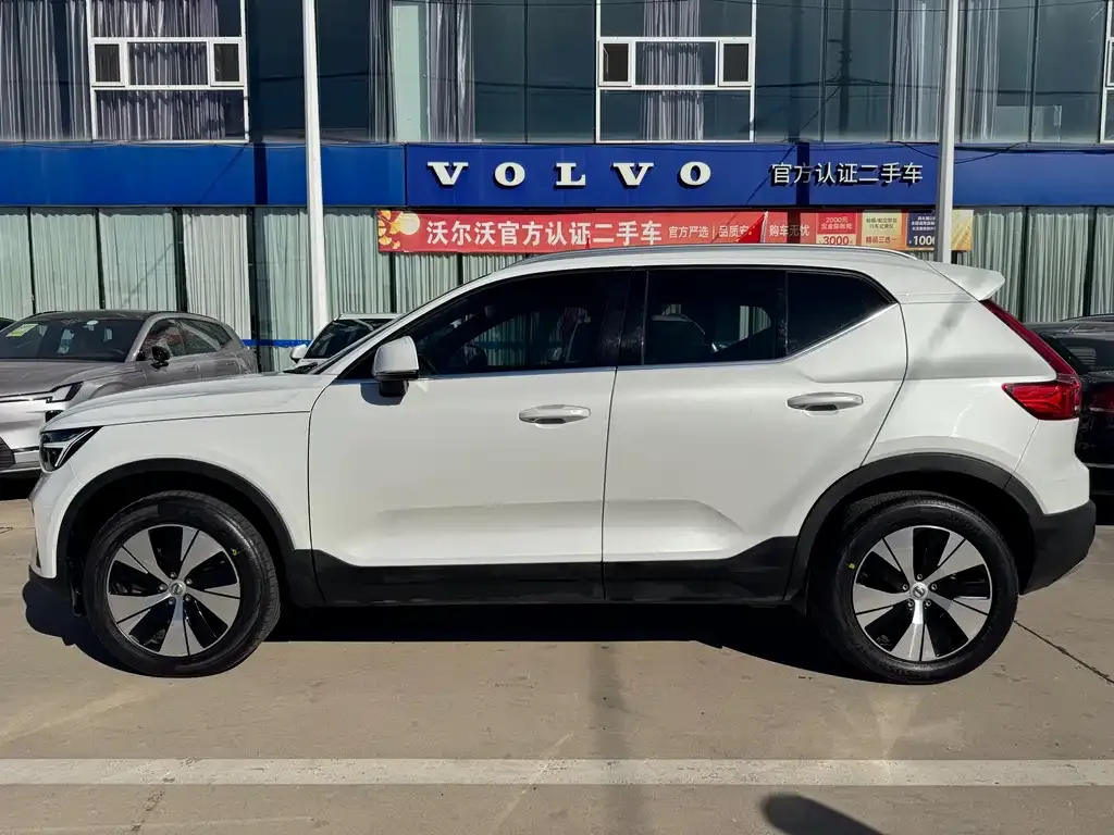 Volvo XC40 — фото 10