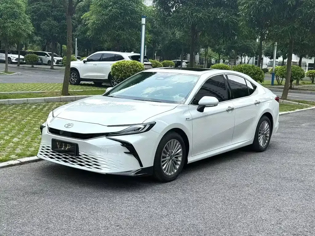 Toyota Camry — фото 1