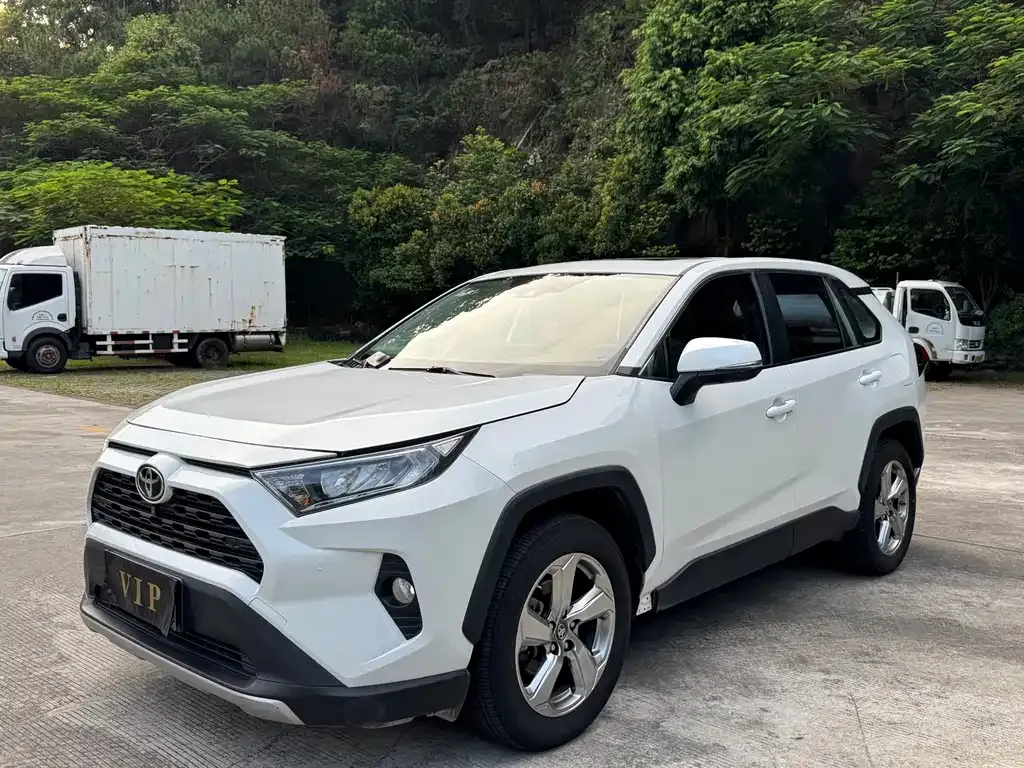 Toyota RAV4 — фото 1
