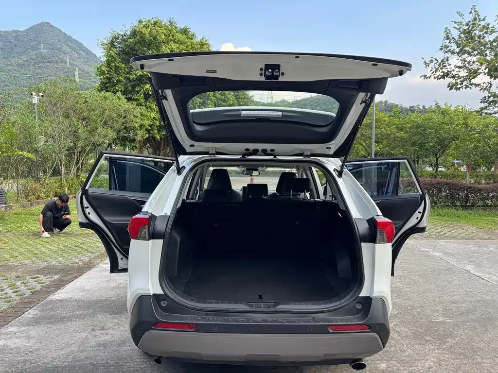 Toyota RAV4 — фото 2