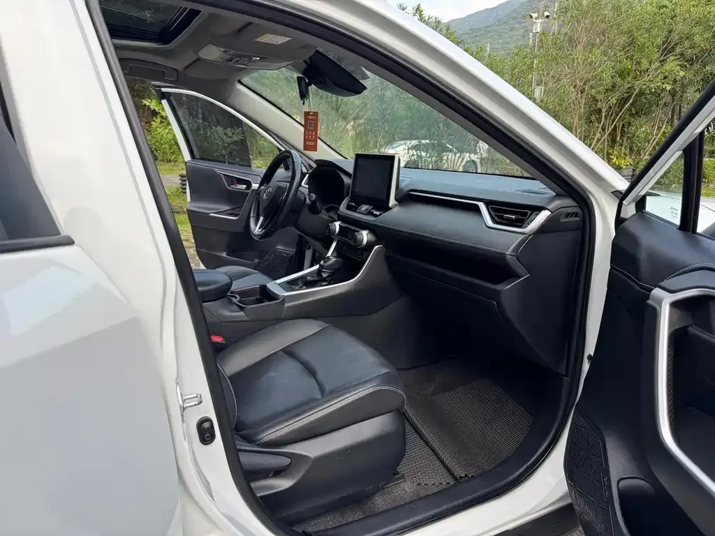 Toyota RAV4 — фото 10