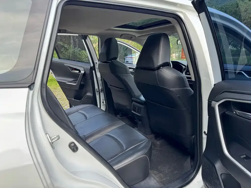 Toyota RAV4 — фото 3
