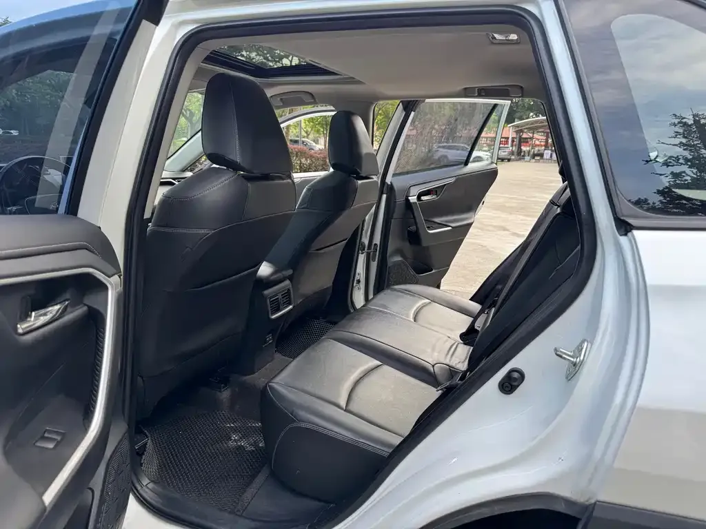 Toyota RAV4 — фото 8