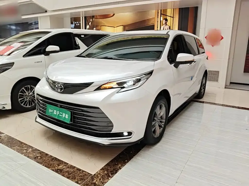 Toyota Sienna — фото 1