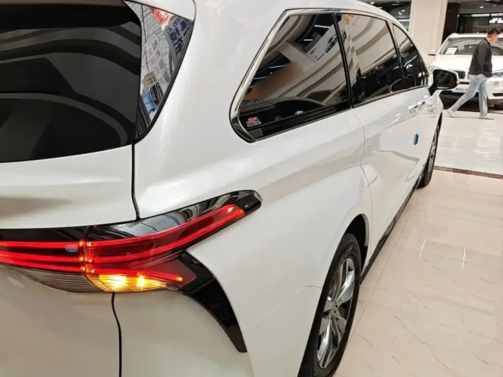 Toyota Sienna — фото 7