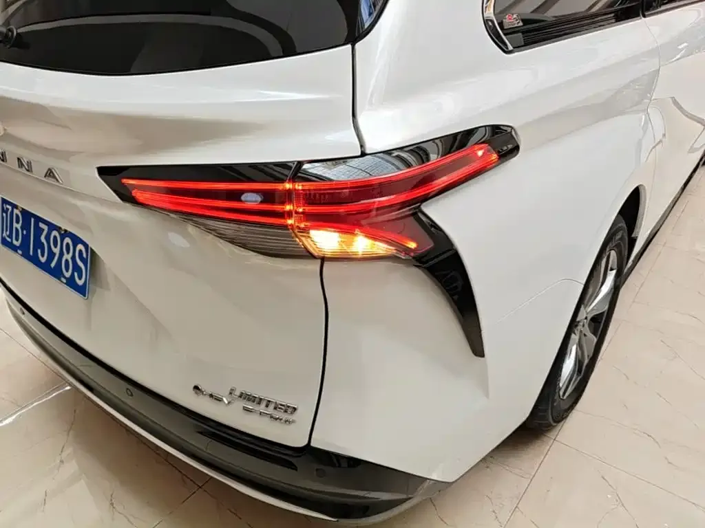Toyota Sienna — фото 4