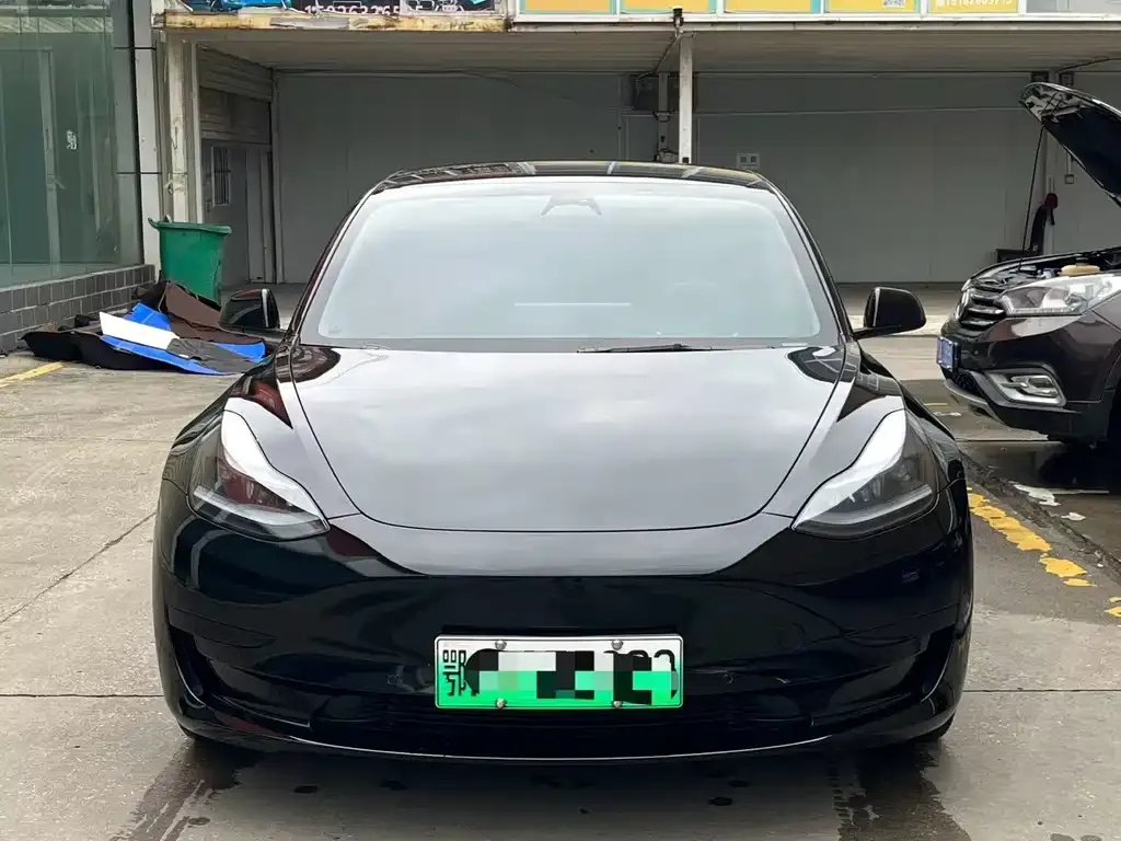 Tesla Model 3 — фото 1
