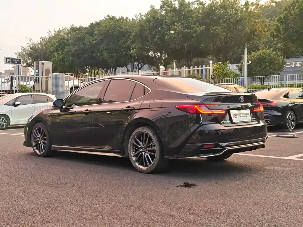 Toyota Camry — фото 10