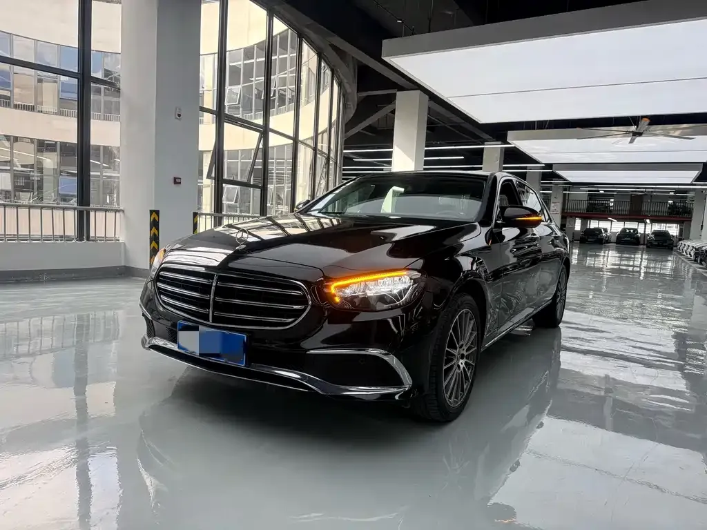 Mercedes-Benz E-Class — фото 1