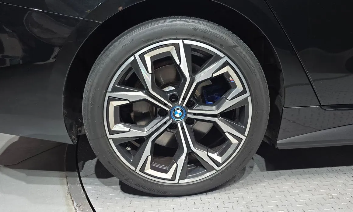BMW i4 — фото 9