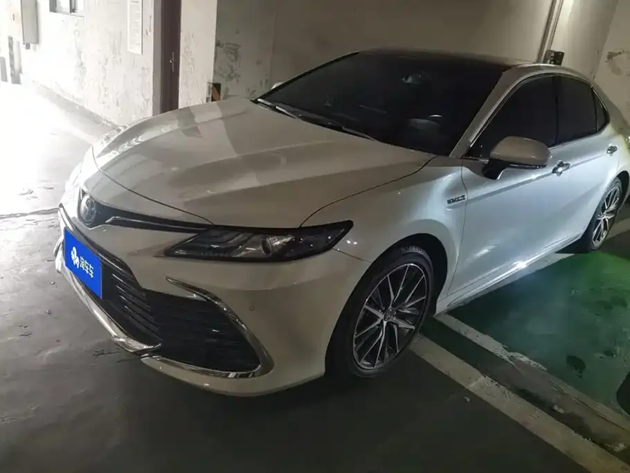 Toyota Camry — фото 1