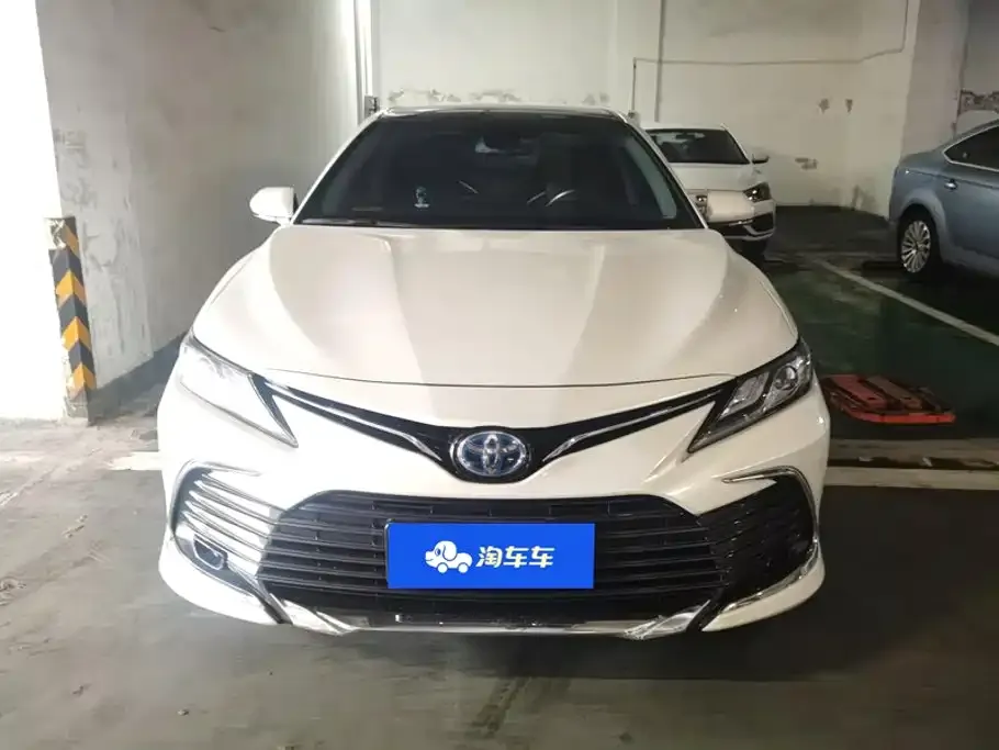 Toyota Camry — фото 5