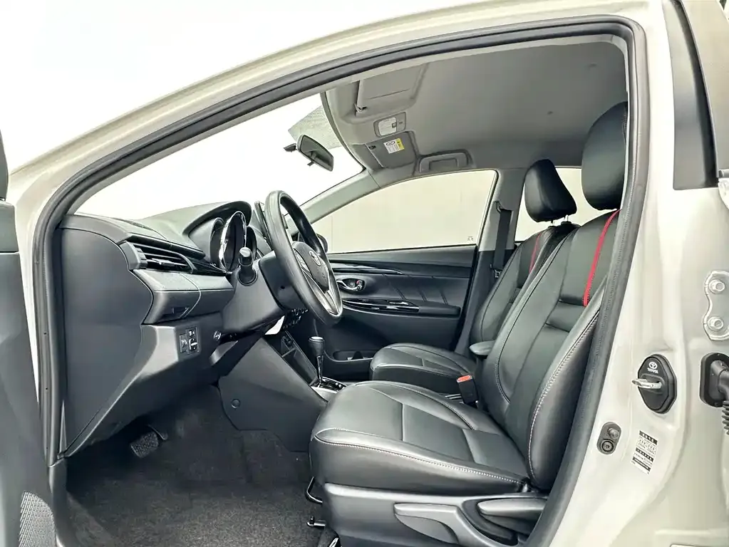 Toyota Yaris L — фото 10