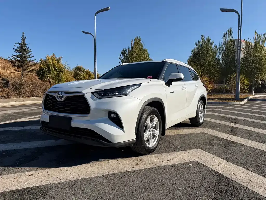 Toyota Highlander — фото 1