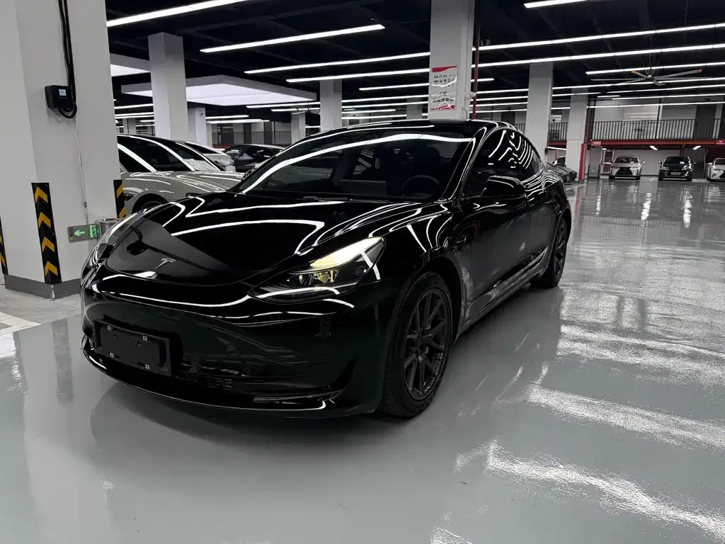 Tesla Model 3 — фото 1