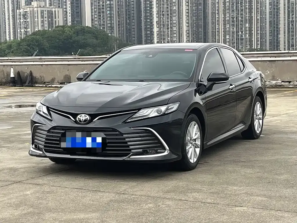 Toyota Camry — фото 1