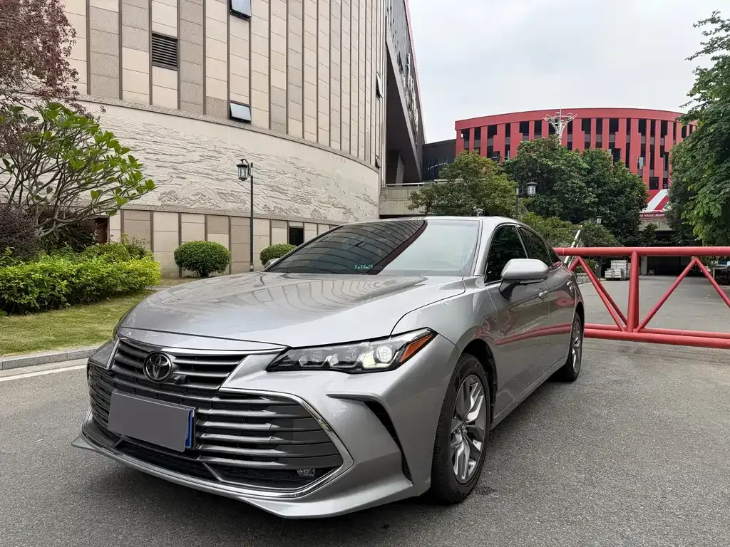 Toyota Avalon — фото 1