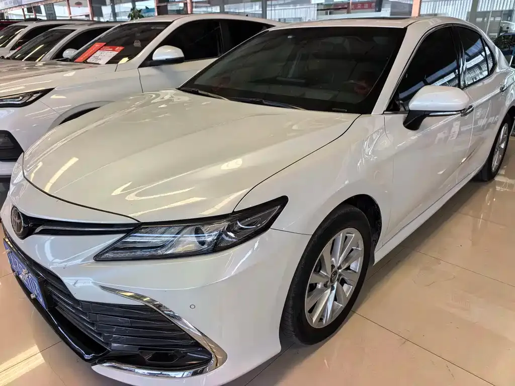 Toyota Camry — фото 1