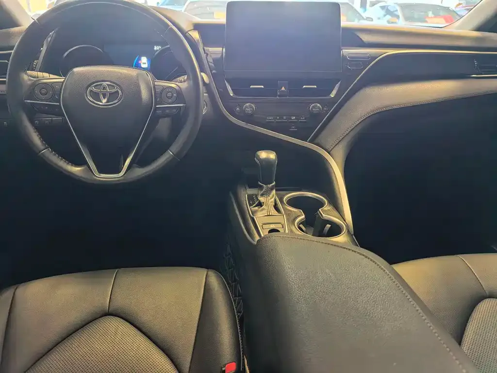 Toyota Camry — фото 10