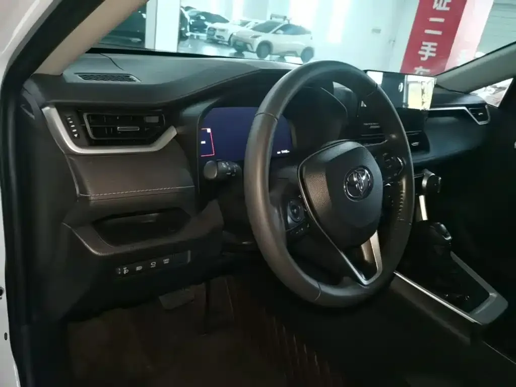 Toyota RAV4 — фото 2