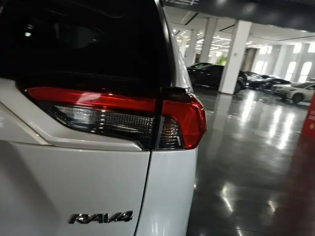 Toyota RAV4 — фото 5