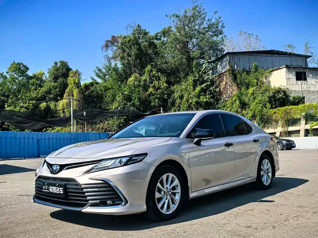 Toyota Camry — фото 1