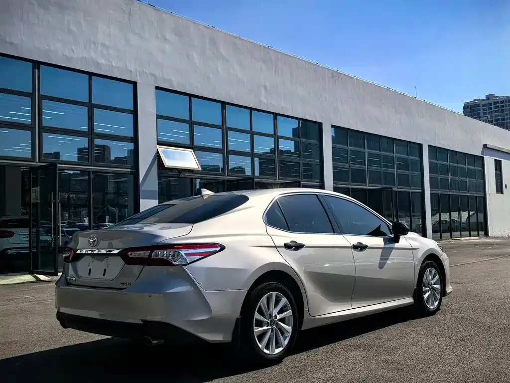 Toyota Camry — фото 3