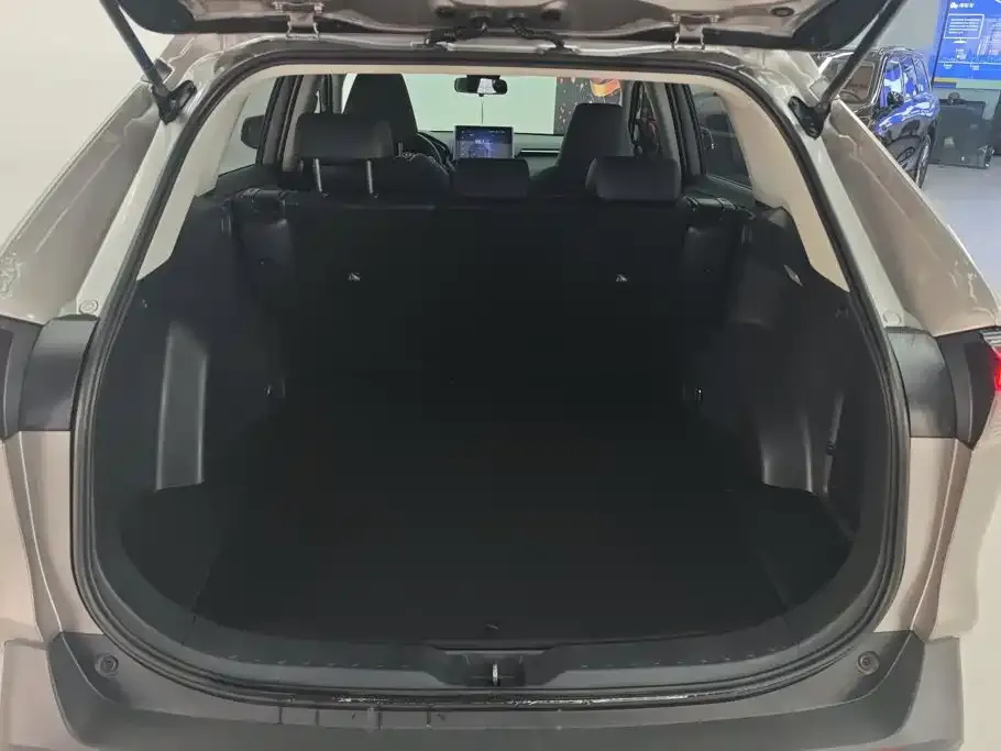 Toyota RAV4 — фото 7