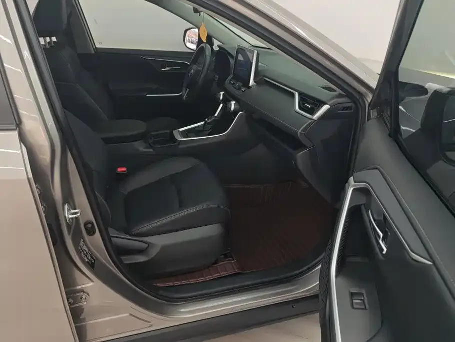 Toyota RAV4 — фото 10