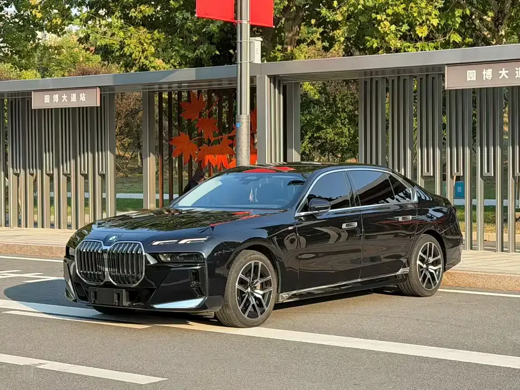 BMW 7 Series — фото 1