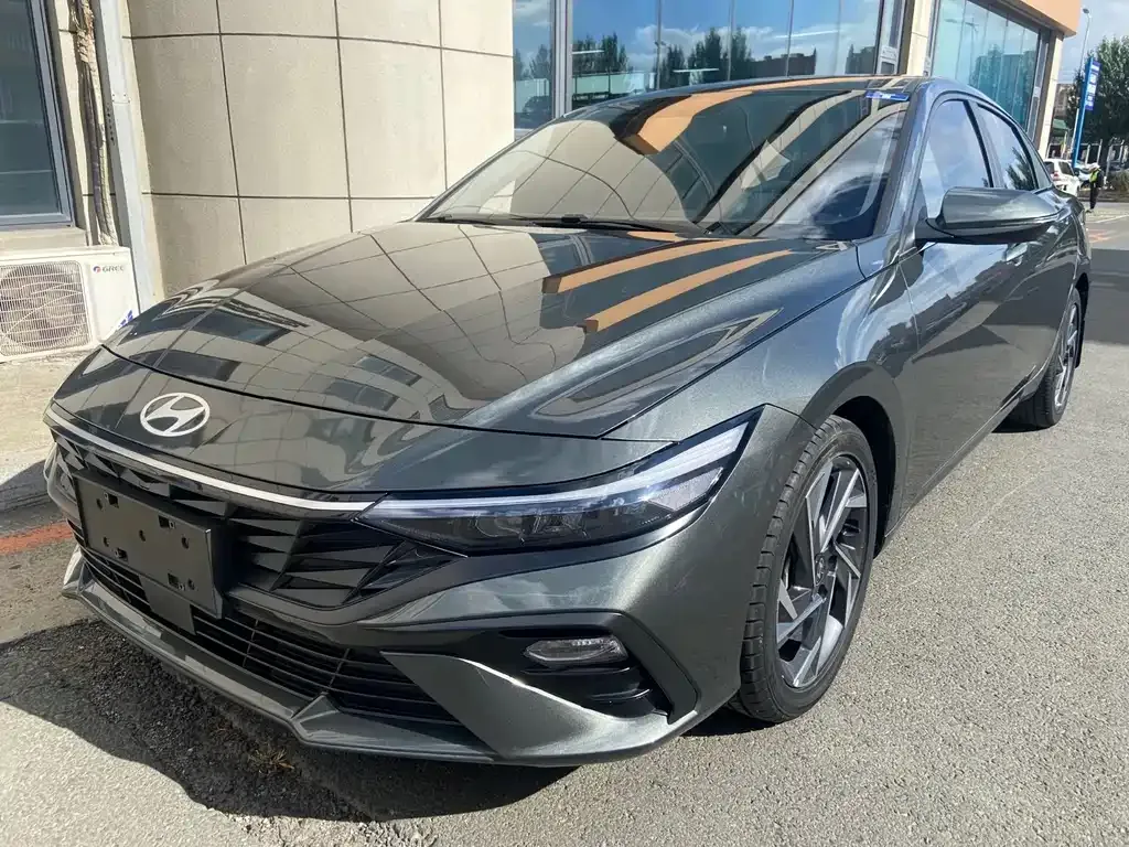Hyundai Elantra — фото 1