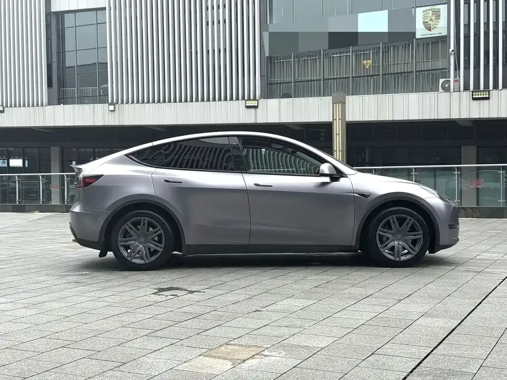 Tesla Model Y — фото 8