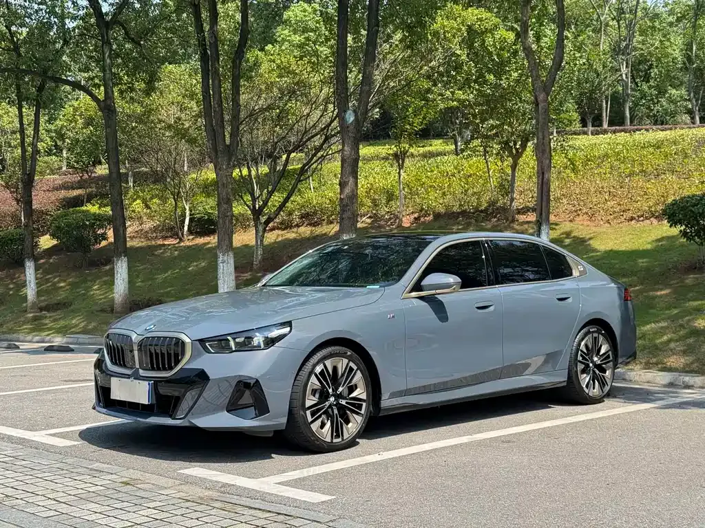 BMW 5 Series — фото 1